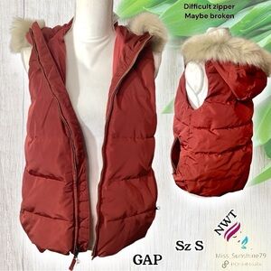 GAP NEW - Sz S - puffer vest Primaloft faux fur trim dark red - adjustable